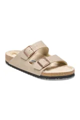 Sandalias Birkenstock Arizona con forro de piel de oveja, color gris topo, con dos correas ajustables con hebillas de metal color cobre.