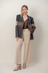 Pantalón de corte recto y tiro alto, color azul marino, confeccionado en mezcla de algodón y elastano, con cintura elástica y bolsillos laterales.