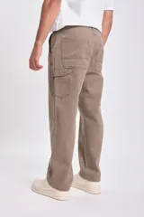Pantalón de jean estilo carpintero, color taupe, de corte recto y holgado.