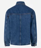 Campera de jean azul de corte recto y holgado, con cuello camisero, cierre frontal de botones metálicos dorados, bolsillos frontales con solapa y mangas largas con puños abotonados.