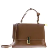 Cartera de mano color marrón con diseño estructurado, solapa frontal y cierre metálico rectangular dorado. Incluye asa superior fija con detalle de nudo y correa larga ajustable y extraíble.