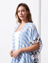 Kimono tejido con estampado de rayas azules y blancas, mangas amplias estilo japonés y terminación de ruedo con borlas azules.