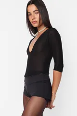 Microshort negro de tiro alto.