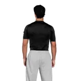 Remera térmica de manga corta Umbro, diseñada con ajuste al cuerpo para optimizar la retención de calor y la evacuación de humedad. Presenta cuello redondo y logo de la marca estampado en el pecho.