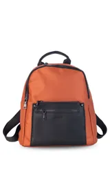 Mochila urbana de diseño combinado, confeccionada en tela resistente con bolsillo frontal y detalles en cuero sintético. Cuenta con compartimento principal con cierre y correas ajustables.