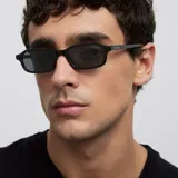 Lentes de sol con montura rectangular de bordes redondeados en color negro. Cuentan con lentes polarizadas oscuras con protección UV400.