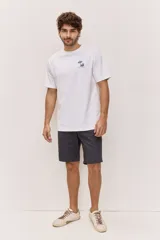 Bermuda chino de corte cómodo y recto, ideal para el día a día, con bolsillos laterales y traseros.