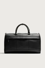 Bolso de viaje de diseño estructurado en color negro con acabado grabado. Cuenta con compartimento principal con cierre de cremallera, bolsillo frontal con cierre y asas de mano reforzadas. Incluye correa de hombro ajustable y extraíble.