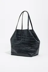 Bolso shopper grande Bimba Y Lola de piel vacuna roja con grabado efecto cocodrilo, doble asa de hombro y logo metálico frontal.