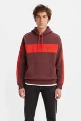 Buzo tipo hoodie de Levi's, color bordó con franjas horizontales y laterales en color naranja vibrante. Presenta capucha con cordones ajustables, bolsillo tipo canguro frontal y logo de la marca bordado en el pecho.