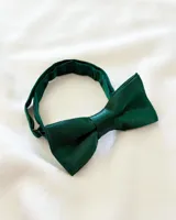 Moña de vestir verde oscuro con lazo ajustable.