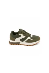 Zapatilla urbana Volpi color verde militar con detalles en blanco y suela de goma con relieve en tonos marrón y blanco.