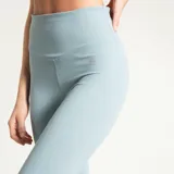 Calza deportiva color celeste, tiro alto, corte ajustado al cuerpo y largo hasta el tobillo.