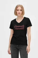 Remera negra de algodón, con cuello en V, mangas cortas, corte al cuerpo y estampa frontal con la frase "Emotionally Unavailable" en letras rosadas.