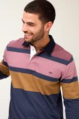 Remera tipo polo de manga larga con diseño de rayas horizontales en tonos bordó, azul marino y tostado. Presenta cuello camisero en color azul marino y tapeta con botones.