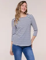 Remera semi entallada de algodón con elastano, con estampado de rayas horizontales blancas y rosadas, escote bote y mangas tres cuartos de corte raglán.