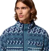 Buzo de polar Columbia con diseño estampado geométrico en tonos azules. Presenta cuello alto con cierre frontal de botones a presión, bolsillo lateral con cierre en el pecho y logo de la marca bordado.
