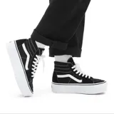 Championes Vans Sk8-Hi Tapered con plataforma, color negro con detalles en blanco.