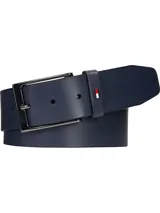 Cinturón azul marino de cuero con hebilla cuadrada plateada y logo de Tommy Hilfiger grabado en la presilla.