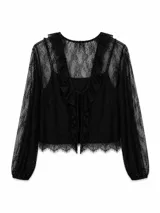 Blusa negra de encaje con mangas largas abullonadas, escote en V con volados y detalle de lazo en el frente. Incluye top interior tipo musculosa.