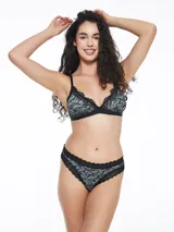 Bombacha tipo colaless con estampado botánico en tonos verdes y negros, con terminaciones de encaje negro en los bordes.