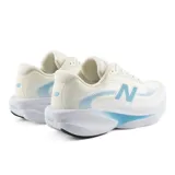 Championes New Balance modelo Ellipse, color blanco con detalles en celeste, diseñados para running. Cuentan con capellada de malla técnica transpirable y entresuela Fresh Foam X con amortiguación de alto rendimiento.