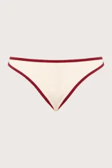 Calzón blanco con ribete rojo.