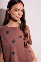 Remera marrón de algodón con estampado de lunares negros.