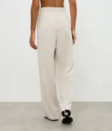 Pantalón deportivo de corte recto confeccionado en una mezcla de poliéster, modal y elastano. Presenta cintura elástica con cordón ajustable y detalle en rib, ofreciendo un calce cómodo y versátil.