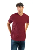 Remera básica de algodón color bordó, de manga corta y cuello en V, con corte clásico.