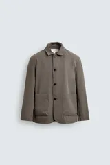 Blazer de corte relajado confeccionada en tejido de algodón con efecto lavado. Presenta cuello con solapas de muesca, cierre frontal de botones, manga larga y bolsillos de plastrón en la parte delantera. Diseño sin forro interior.