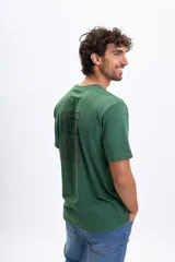 Remera de manga corta color verde jaspeado con un estampado gráfico en la espalda que simula dos casetes de audio apilados.
