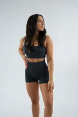 Top deportivo color lila, de tejido acanalado, con espalda deportiva y breteles anchos.