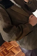 Chaqueta bomber de cuero ovino color marrón con cuello de piel sintética negro desmontable.