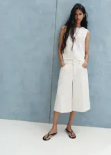 Top blanco sin mangas de algodón, con cuello redondo y detalles bordados.