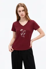 Remera de algodón manga corta, color negro, con cuello en V y estampa frontal en tono plateado con diseño floral y la inscripción 'Bouquet Study No.4'.