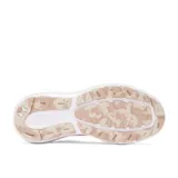 Championes Under Armour Charged Rogue 5 color beige con suela blanca.