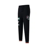Pantalón de jogging negro con diseño deportivo, cintura elástica con cordón ajustable y estampados gráficos inspirados en la NBA.