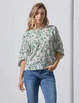 Blusa de gasa color blanco con estampado de hojas verdes, de mangas 3/4 abullonadas con puños elásticos.