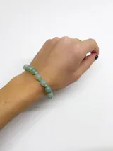 Pulsera de piedras esféricas en tonos verde menta y celeste con pequeños detalles en verde lima.