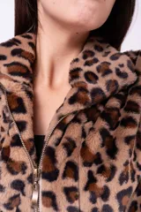 Campera de piel sintética con estampado animal print de leopardo, corte holgado, cuello alto y cierre frontal completo.