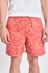 Short de baño color coral con estampado de flores abstractas en tono beige.