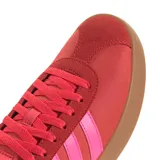 Championes Adidas VL Court 3.0 color rojo con detalles en rosa y suela marrón. Presentan las tres tiras características de la marca en color rosa.