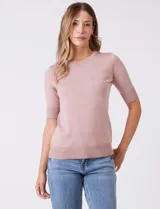 Buzo de tejido fino en color azul marino, con cuello redondo y mangas cortas con puños acanalados.