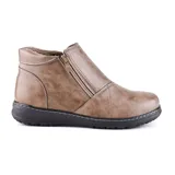 Bota corta color marrón de cuero sintético con cierre lateral y suela de goma.