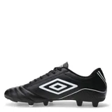 Championes de fútbol Umbro modelo Classico III HG, color negro con detalles en blanco. Presentan un diseño clásico con costuras en la puntera para mayor control, cierre de cordones y suela con tapones para césped natural o artificial.