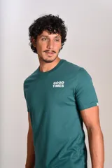 Remera de manga corta color verde petróleo, con cuello redondo y estampa pequeña en el pecho con el texto 'GOOD TIMES'.