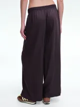 Pantalón de tiro alto con cintura elastizada, de corte recto y silueta fluida.