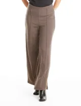 Pantalón de corte wide leg con diseño de espiga, tiro alto y pretina elástica interna. Presenta costuras verticales pespunteadas en el frente y en la parte trasera de cada pierna.