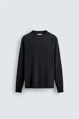 Jersey de punto con lana, de corte relajado, cuello redondo y manga larga ranglán con acabados en rib.